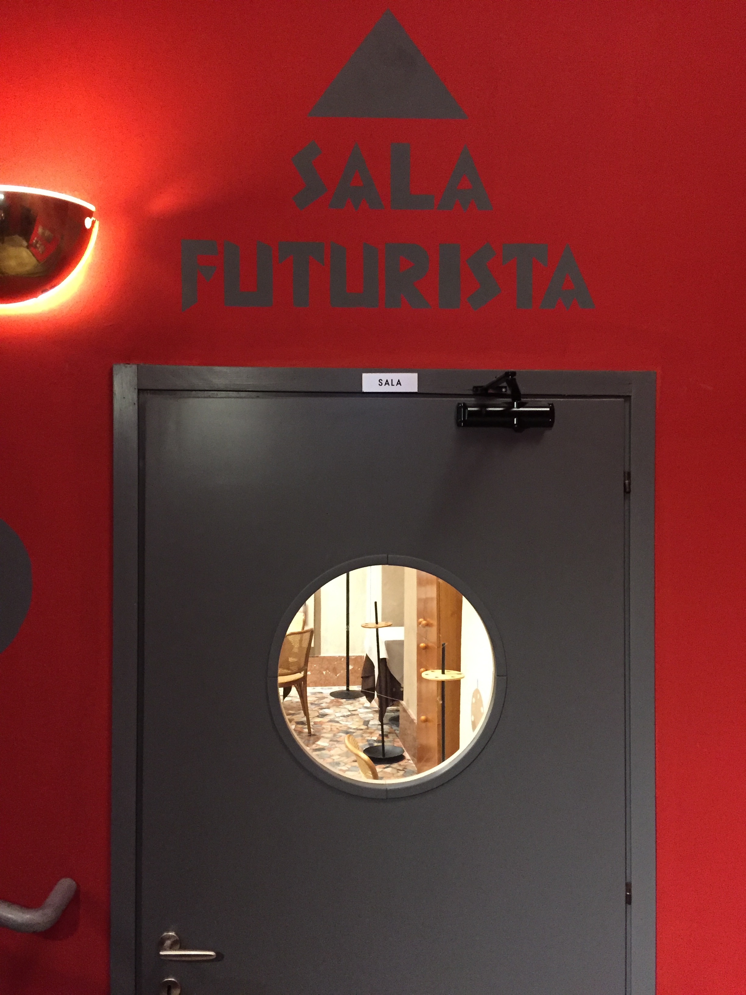 sala futurista - ingresso